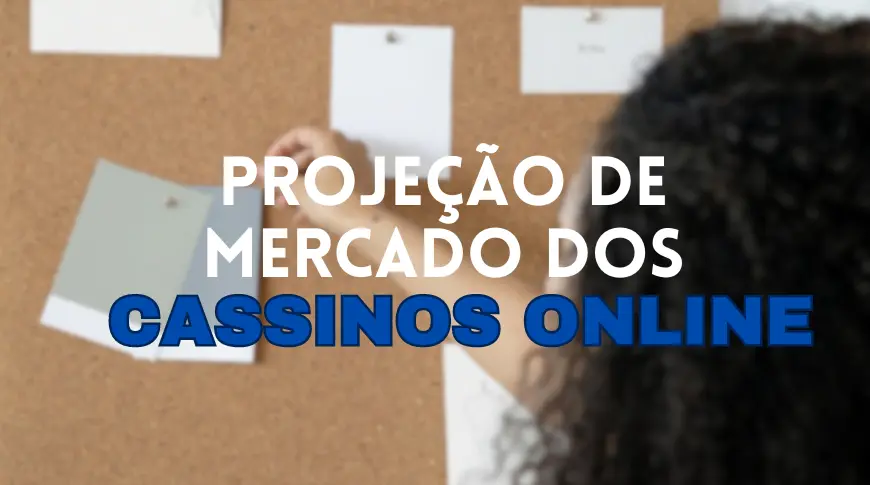 Um quadro com papeis pregados com uma mulher colocando mais e as palavras Projeção de Mercado dos Cassinos Online